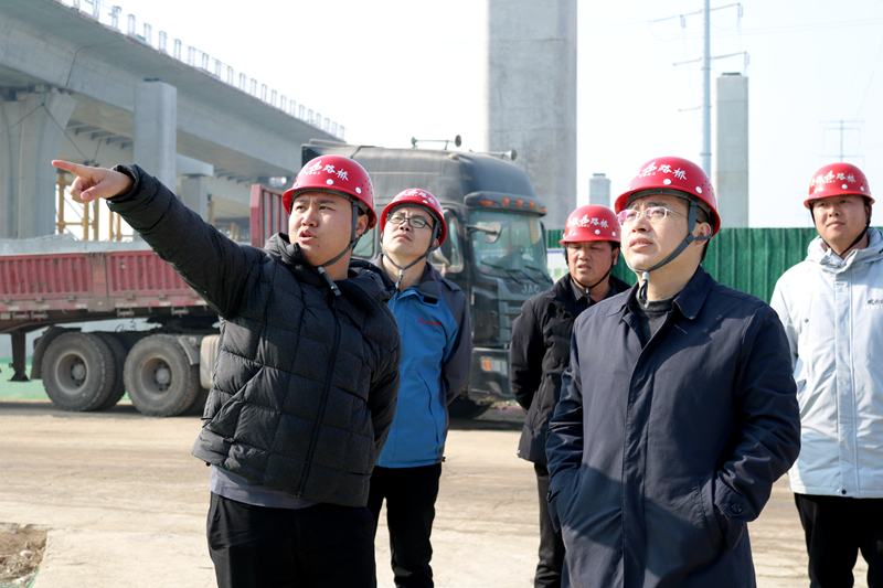 公司黨委書(shū)記、董事長(zhǎng)錢(qián)申春到繁華大道橋項(xiàng)目節(jié)日慰問(wèn) (2)