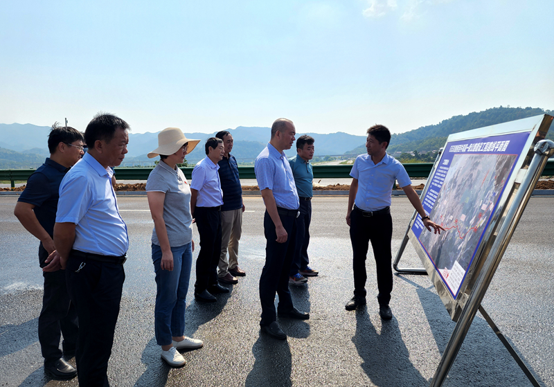 東至縣委副書記、縣長唐禮虎到G530查橋至牛磯段01標(biāo)調(diào)研指導(dǎo)工作