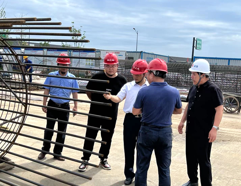 金寨縣委副書(shū)記、縣長(zhǎng)張澗到史河（金寨段）防洪提升工程-7#防汛大橋項(xiàng)目檢查指導(dǎo)工作3