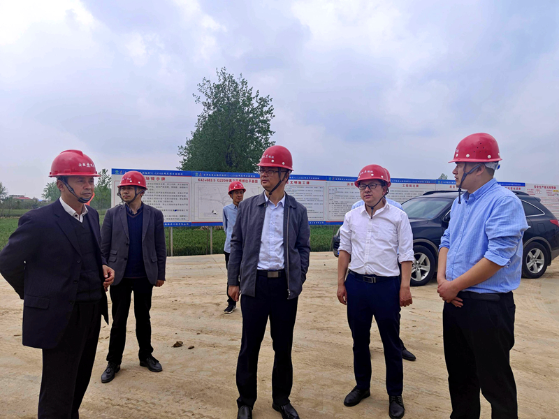 公司黨委副書記,工會主席王勝利到合周高速04標指導(dǎo)工作并慰問一線員工2